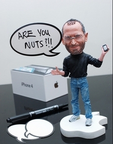 Figurky a kopie Steva Jobse se v Americe prodávají i za necelých 80 dolarů a jsou prý velkým hitem fanoušků Applu. V balení naleznete také dva iPhony, které Stevovi padnou do ruky jako ulité, a sadu textových bublin k zanechání vzkazu. 