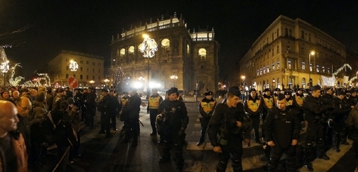 Maďarskou Státní operu, kde se konal slavnostní koncert u příležitosti zavedení nové ústavy, bránil před demonstranty kordon policistů. 