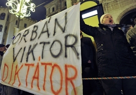 Maďarsko je svobodným a ústavním státem, ujišťuje mluvčí premiéra Viktora Orbána. Demonstranti mají jiný názor, ale zatím jim ho nikdo nebere.
