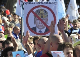 Nová ústava mění i oficiální název státu: z Maďarské republiky se stává jednoduše Maďarsko. "Vraťte nám republiku!" žádá transparent zobrazující premiéra Orbána s uherskou svatoštěpánskou korunou na hlavě.