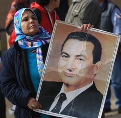 Před budouvou, kde probíhá líčení, se shromáždili i Egypťané, kteří na exprezidenta vzpomínají v dobrém.