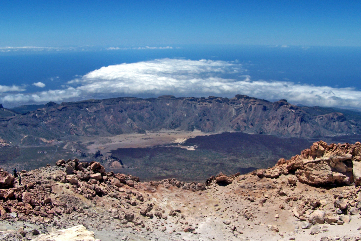 Na vrcholu jedné z největších ostrovních sopek Mount Teide je kráter Las Canadas Caldera. Měří 16 kilometrů v průměru a jde o spící hrozbu: výbor OSN pro zmírňování následků katastrof jej pečlivě hlídá kvůli silným erupcím, které tu v minulosti proběhly, a umístění blízko několika velkých měst. (Foto: archiv)