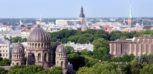 Panorama Rigy s pravoslavným chrámem v popředí. V Lotyšsku žili Rusové i před sovětským záborem, ale tvořili jen devět procent populace.