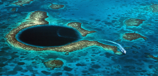Tyto nezvyklé černé díry jsou k vidění po celých Bahamách a vnitrozemských vodách v Belize. Jde o hluboké kruhové dutiny známé jako modré díry, které jsou nejčastěji vstupem do sítě jeskyní, místy v rozsahu až 14 kilometrů. Potápěči uvádějí, že je zde velký výskyt vodních živočichů. Před 65 tisíci lety, v době ledové, byla hladina moře na Bahamách o 150 metrů nižší než dnes. V průběhu doby vytvořil vápenec z ostrovů erodovaný vodou jeskyně, a když se mořská hladina zvýšila, některé z nich se zhroutily do sebe a vytvořily tyto modré díry. (Foto: profimedia.cz)