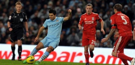 Sergio Aguero (vlevo) jedním gólem přispěl k vítězství Manchesteru City nad Liverpoolem 3:0.