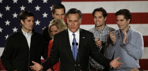 Vítězem primárek v Iowě se stal Mitt Romney (uprostřed).