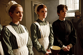 Joanne Froggattová, Rose Leslieová a Siobhan Finneranová jako služebné v seriálu Panství Downton.