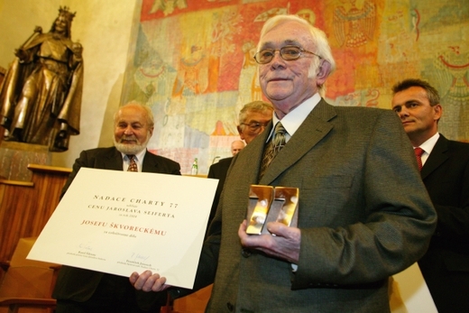 Josef Škvorecký při přebírání Ceny Jaroslava Seiferta v roce 2004.