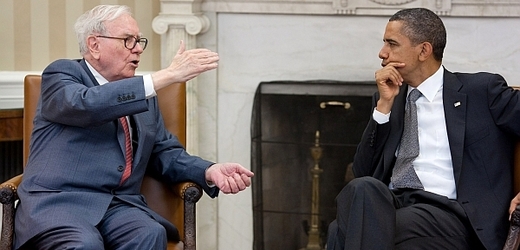 Buffett (vlevo) s prezidentem Obamou.