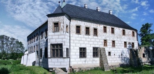 V renesančním zámku v Přerově nad Labem dřív sídlil rozhlasový archiv.