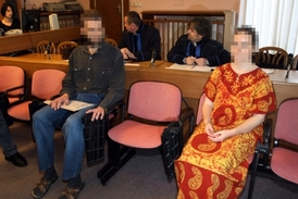 Rodiče "vlčích dětí", Karel K. a Hana K., jsou obžalovaní z týrání svěřené osoby.