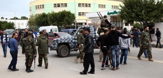 Milice z různých měst zůstávají v Tripolisu, aby daly najevo sílu.