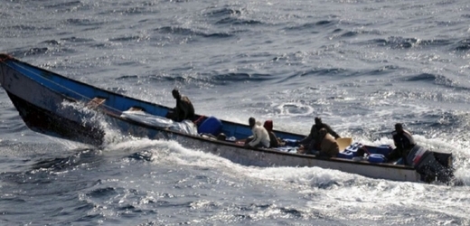 Somálští piráti na motorovém člunu vyrážejí za kořistí.