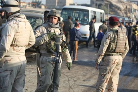 Nápadná podoba s americkými uniformami není náhodná, ale na žádost Bagdádu odešli Američané pryč. Bezpečnost si musejí Iráčané zajistit sami.