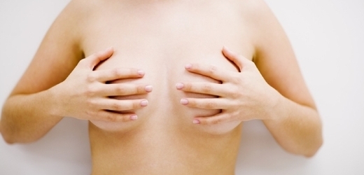 Francouzské implantáty ohrožují zdraví žen, které je mají v těle, shodují se odborníci.