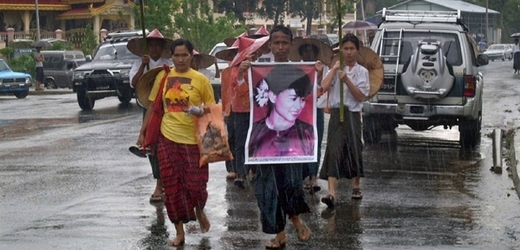 Poslední svobodné volby v roce 1990 Su Ťij vyhrála. Přijdou její příznivci k volbám i tentokrát?