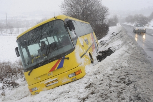 Sněhové podmínky komplikují situaci na mnoha místech Česka.