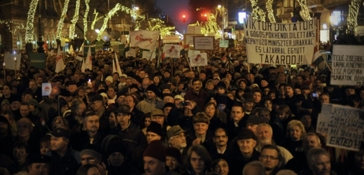 Desítky tisíc lidí protestovaly v Budapešti proti přijetí nové ústavy. 