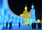 Osvětlené ledové budovy a návštěvníci Ledového světa v čínském Harbinu. (Foto: profimedia.cz)