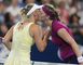 Česká tenistka Petra Kvitová (vpravo) přijímá gratulaci od dánské soupeřky Caroline Wozniacké po zápase na turnaji v australském Perthu. Kvitová vyhrála s výsledkem 7:6, 3:6, 6:4. (Foto: ČTK/AP)