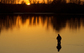 Rybář čeká na úlovek při západu slunce v americké Alabamě. (Foto: ČTK/AP)