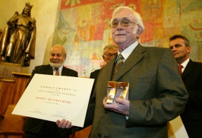 Spisovatel Josef Škvorecký před slavnostním předáváním ceny Jaroslava Seiferta 11. října v pražském Karolinu.