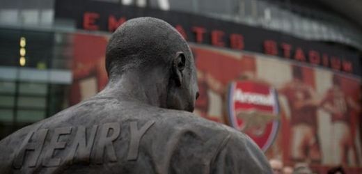 Henryho socha před stadionem Arsenalu.