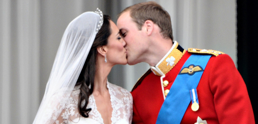 První manželský polibek Williama a Kate na balkoně Buckinghamského paláce v Londýně 29. dubna loňského roku.