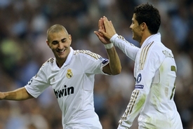 Cristiano Ronaldo (vpravo) a Karim Benzema.