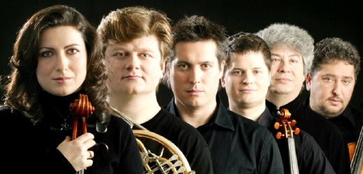Hornista a dirigent Radek Baborák (druhý zleva) se svým ansámblem.