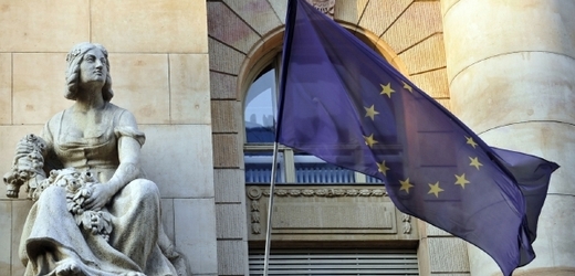 Na budově maďarské centrální banky vlaje prapor EU.