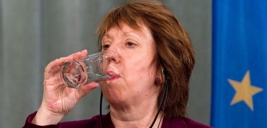 Až příště dostane evropská "ministryně zahraničí" Catherine Ashtonová žízeň, pochutná si na vodě z vodovodu.