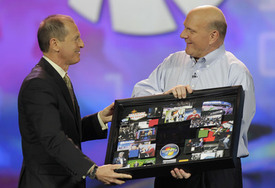 Zástupce pořadatelů Gary Shapiro (vlevo) se Stevem Ballmerem z Microsoftu.  