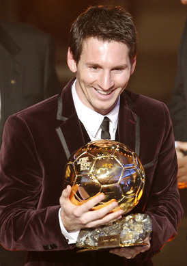 Lionel Messi s trofejí pro vítěze ankety Zlatý míč.