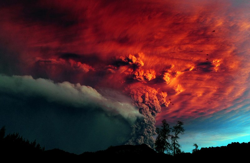 Sopka Puyehue na jihu Chile se po půl století znovu probudila začátkem loňského června. Přilehlé oblasti Chile a Argentiny byly evakuovány, zastavila se i letecká doprava. (Claudio Santana/AFP/Getty Images) 