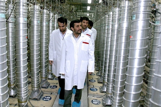 Prezident Mahmúd Ahmadínežád na inspekci jaderného zařízení v Natanzu, 2008.