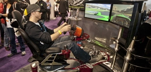Jedním z nových trendů je 3D technologie. Na veletrhu je i 3D simulátor závodního automobilu.