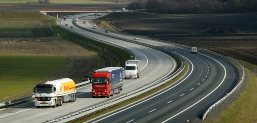 Jaroslava Štrosová státu darovala část pozemku potřebnou pro dostavbu dálnice D11 (ilustrační foto).