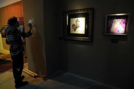 Obraz nazvaný Starr Canvas Series (vpravo) od bubeníka Beatles Ringo Starra je jedním z exponátů výstavy.