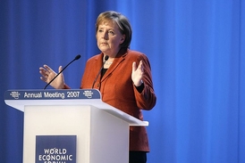 Merkelovou pověst váhavé političky pomalu opouští.