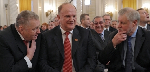 O prezidentské křeslo se kromě Putina a Zjuganova ucházejí i předáci dalších dvou parlamentních stran Vladimir Žirinovskij (vlevo) a Sergej Mironov (vpravo).