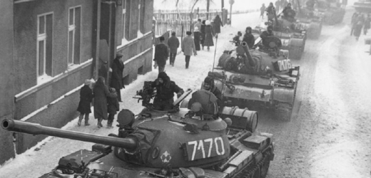 Polské tanky v ulicích. Nebýt jich, přijely by ruské, hájí se Jaruzelského zastánci.