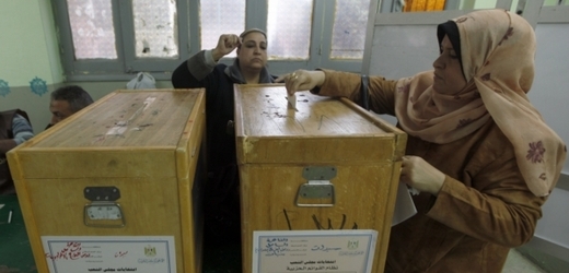 V Egyptě se konají první volby od pádu režimu Husního Mubaraka. 