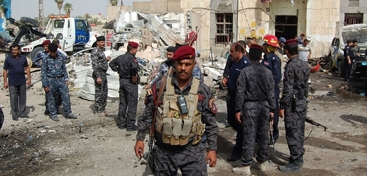 Policie řeší následky jednoho ze sebevražedných útokův Basře (ilustrační foto).