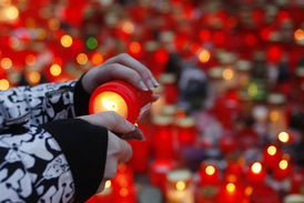Na Václavském náměstí v Praze lidé položili za Havla tisíce svíček.