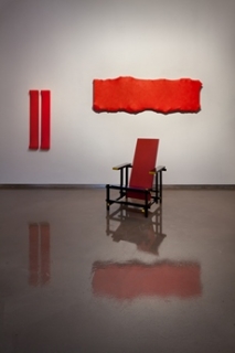 Gerrit Rietveld, The Red and Blue Chair, 1917 a Petr Dub, cyklus Transformers, 2010.