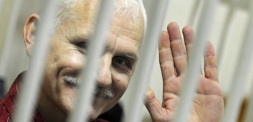 Bjaljackij, který je viceprezidentem Mezinárodní federace lidských práv, byl loni v listopadu odsouzen kvůli penězům, které ze zahraničí docházely na jeho účty v Polsku a Litvě.