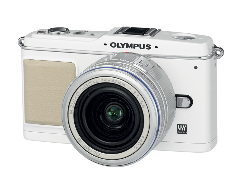 Tento vkusný digitální fotoaparát Olympus Pen E-P1 seženete na internetu za cenu od 9300 korun. Pyšní se rozlišením 12,3 Mpx a výměnnými objektivy.