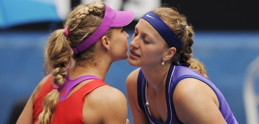 Petra Kvitová s Marií Kirilenkovou, která z utkání kvůli zranění odstoupila.