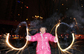 Wu Ty, která žije v jihozápadní Číně na sídlišti s více než 7000 domácnostmi, si hraje s dělbuchy v rámci oslav čínského nového roku. (Foto: profimedia.cz)